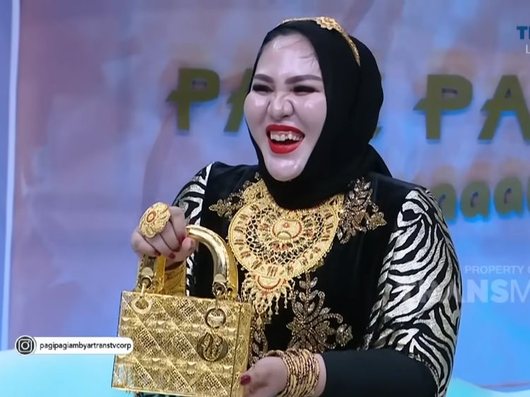 Gaya Makan Mira Hayati, Bos Kosmetik yang Viral Punya Tas Emas