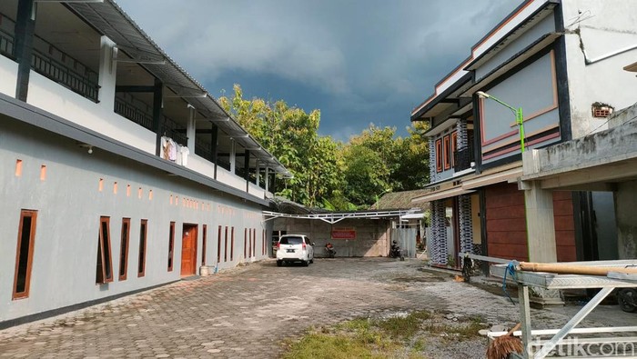 Suasana kos di Ngawi yang digembok