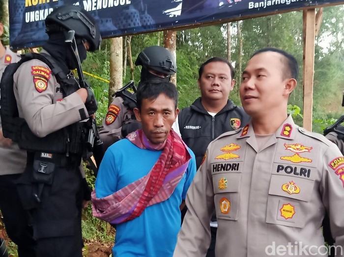 Tampang Mbah Slamet saat dikeler di lokasi pembunuhan dengan 12 korban di lahan perbukitan Desa Balun, Banjarnegara, Selasa (4/4/2023).