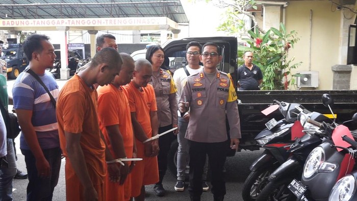 Tiga tersangka digunduli. Mereka menerangkan bagaimana motor itu dicuri di hadapan Kapolres Badung, Rabu (5/4/2023). (Agus Eka)