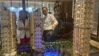 Alfie Louis (Direktur Sales & Marketing Asthana Kemang) sedang berbincang dalam acara private event Discover The New You yang diselenggarakan di Marketing Gallery Asthana Kemang Jakarta Selatan.