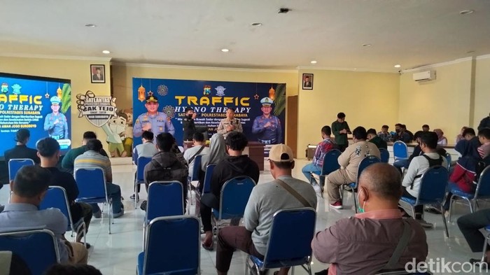 Traffic Hypnotherapy alias hipnoterapi lalu lintas terhadap pemuda pemilik motor knalpot brong di Surabaya