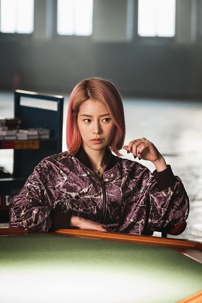 Saat membintangi film Tazza: One Eyed Jack, Lim Ji Yeon terlihat badass dengan warna rambut strawberry blonde. Foto: Instagram