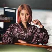 Saat membintangi film Tazza: One Eyed Jack, Lim Ji Yeon terlihat badass dengan warna rambut strawberry blonde. Foto: Instagram