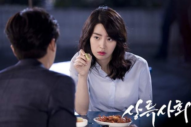 High Society menjadi judul drama Korea pertama yang dibintangi Lim Ji Yeon pada 2015. Di mana sang aktris dipasangkan dengan Park Hyung Sik. Foto: Instagram