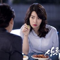 High Society menjadi judul drama Korea pertama yang dibintangi Lim Ji Yeon pada 2015. Di mana sang aktris dipasangkan dengan Park Hyung Sik. Foto: Instagram