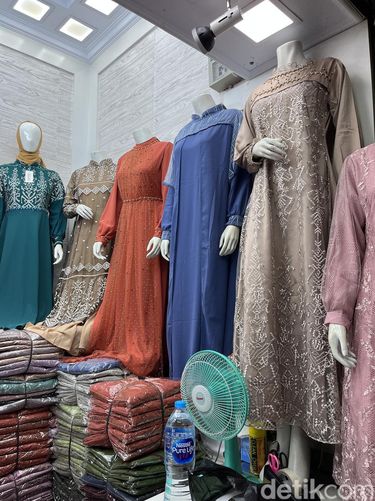 Tren baju lebaran di Tanah Abang tahun 2023.