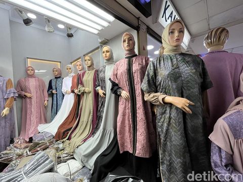 Tren baju lebaran di Tanah Abang tahun 2023.