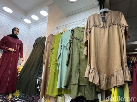 Tren baju lebaran di Tanah Abang tahun 2023.
