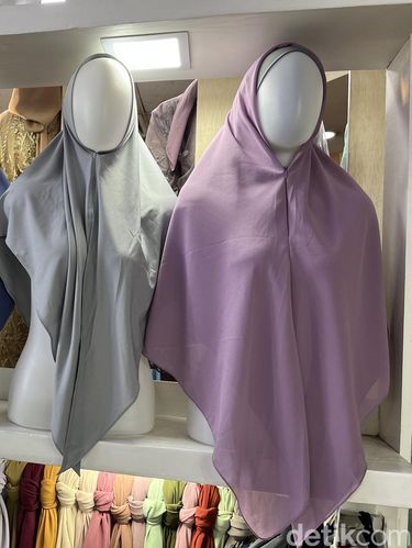 Tren baju lebaran di Tanah Abang tahun 2023. Tren baju lebaran di Tanah Abang tahun 2023.