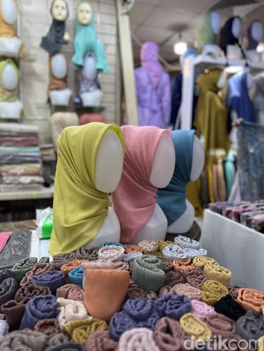 Tren baju lebaran di Tanah Abang tahun 2023. Tren baju lebaran di Tanah Abang tahun 2023.