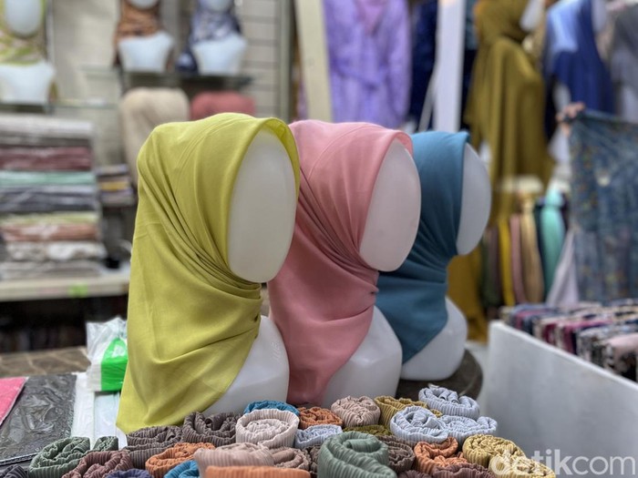 Tren baju lebaran di Tanah Abang tahun 2023.