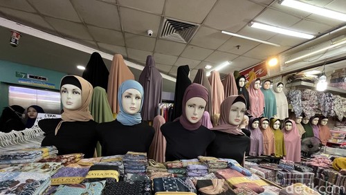 Tren baju lebaran di Tanah Abang tahun 2023.