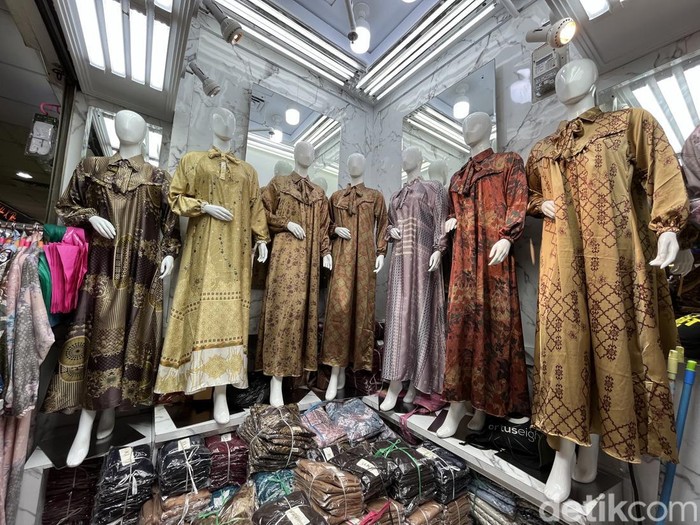 Tren baju lebaran di Tanah Abang tahun 2023.
