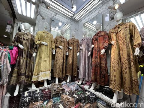 Tren baju lebaran di Tanah Abang tahun 2023.