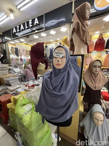 Tren hijab di Thamrin City tahun 2023. Tren hijab di Thamrin City tahun 2023.