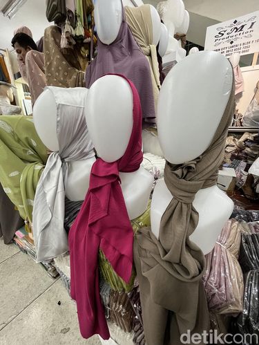 Tren hijab di Thamrin City tahun 2023. Tren hijab di Thamrin City tahun 2023.