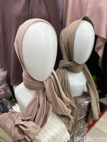 Tren hijab di Thamrin City tahun 2023. Tren hijab di Thamrin City tahun 2023.