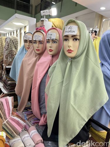 Tren hijab di Thamrin City tahun 2023. Tren hijab di Thamrin City tahun 2023.