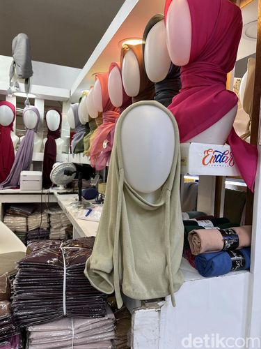 Tren hijab di Thamrin City tahun 2023. Tren hijab di Thamrin City tahun 2023.