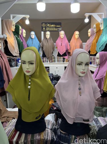 Tren hijab di Thamrin City tahun 2023. Tren hijab di Thamrin City tahun 2023.