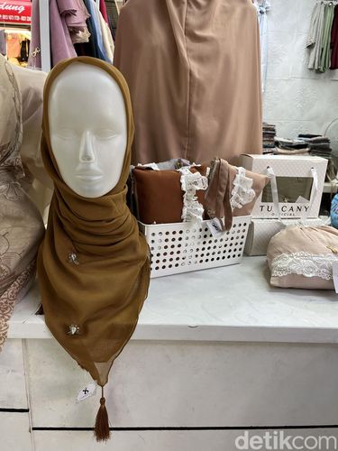 Tren hijab di Thamrin City tahun 2023. Tren hijab di Thamrin City tahun 2023.