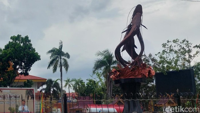 Tugu ikan selais setelah diperbaiki