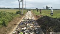 Warga Di Polman Jadikan Saluran Irigasi Tempat Sampah Hingga Menumpuk 1 Km