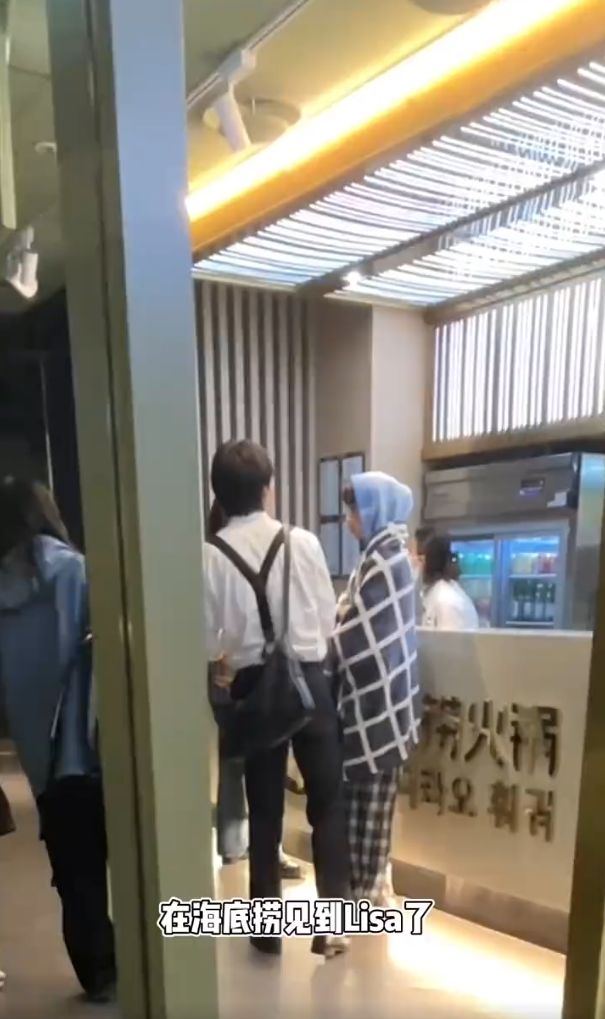 Viral Lisa BLACKPINK Tampil Berbalut Selimut Saat Makan di Restoran Viral Lisa BLACKPINK Tampil Berbalut Selimut Saat Makan di Restoran