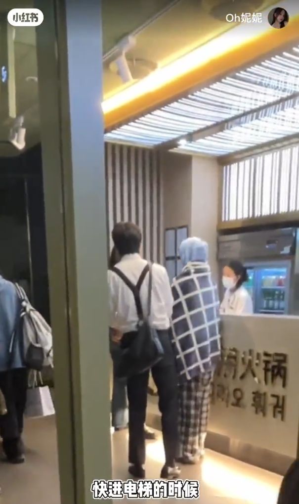 Viral Lisa BLACKPINK Tampil Berbalut Selimut Saat Makan di Restoran Viral Lisa BLACKPINK Tampil Berbalut Selimut Saat Makan di Restoran