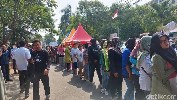Warga antre mengular di area bagi-bagi Miyakita oleh Mendag Zulhas