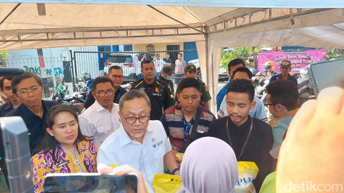Warga antre mengular di area bagi-bagi Miyakita oleh Mendag Zulhas