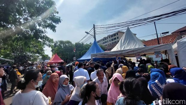 Warga antre mengular di area bagi-bagi Miyakita oleh Mendag Zulhas