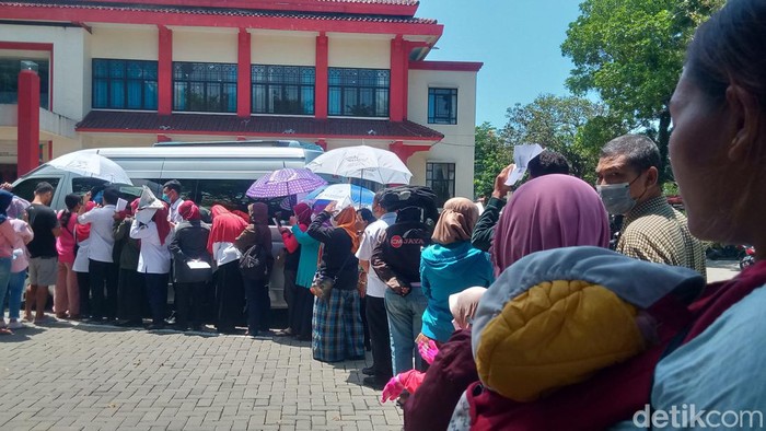 Warga antre menukarkan uang di mobil kas keliling Bank Indonesia di Klaten, Rabu (5/4/2023).