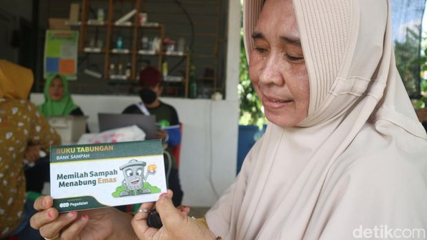 Warga Gondangmanis menabung sampah menjadi emas di Bank Sampah Muria Berseri, Kudus, Rabu (5/4/2023).