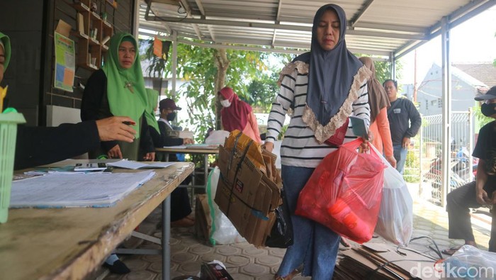 Warga Gondangmanis menabung sampah menjadi emas di Bank Sampah Muria Berseri, Kudus, Rabu (5/4/2023).