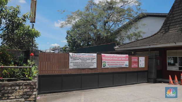 Warga melintas di depan pabrik PT Tuntex, Kab Tangerang, Selasa, 5/4. PT Tuntex Garment Indonesia, pabrik garmen terbesar di Kabupaten Tangerang, bangkrut setelah mengalami penurunan omzet ekspor secara drastis. (CNBC Indonesia/Muhammad Sabki)