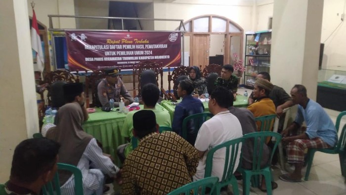Warga menggeruduk balai desa menuntut kepala dusun di Mojokerto dicopot
