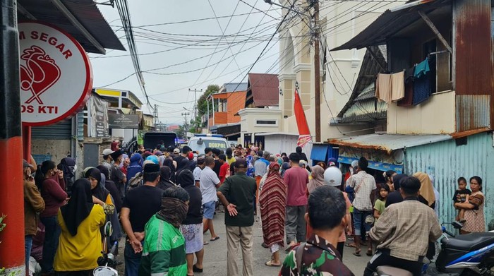 Warga Pampang, Makassar, ditemukan tewas membusuk dalam rumah.