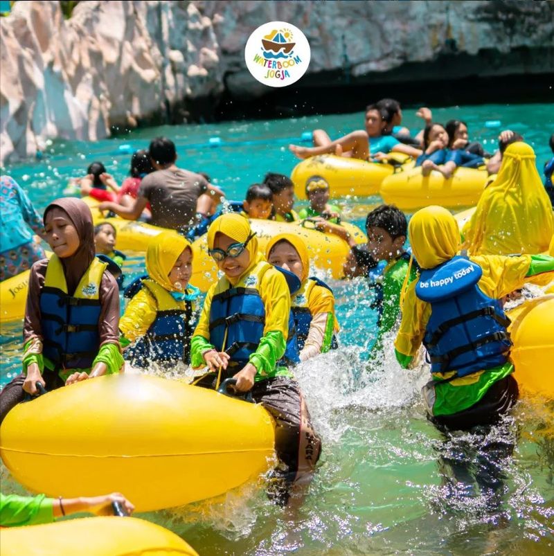 Keseruan para pengunjung yang sedang berenang di Waterboom Jogjga.