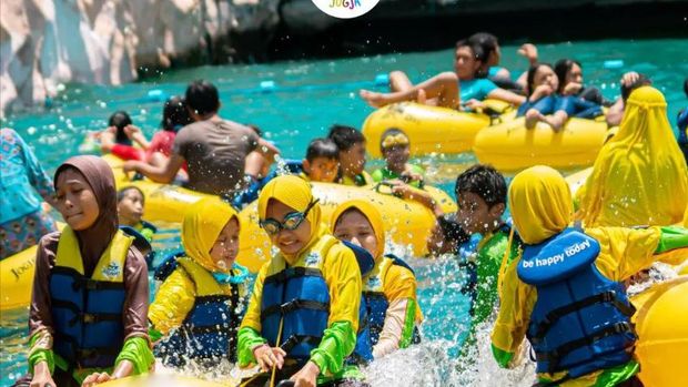 Keseruan para pengunjung yang sedang berenang di Waterboom Jogjga.