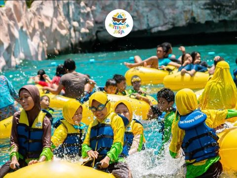 Keseruan para pengunjung yang sedang berenang di Waterboom Jogjga.