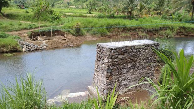 program pembangunan jembatan Poncomoyo di Desa Kandangan, Kecamatan Pesanggaran, Banyuwangi
