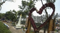 Taman ini cukup unik karena memiliki miniatur monas.