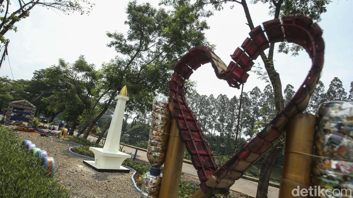 Taman Unggulan Terpadu, di jalan Inspeksi Kanal Banjir Timur, Duren Sawit, Jaktim, tengah dibangun. Taman ini cukup unik karena memiliki miniatur monas.