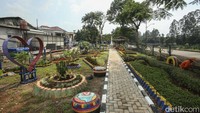 Area bermain di taman ini juga cukup asri karena memiliki berbagai jenis tanaman.