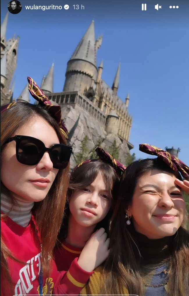 Selama di sana Wulan bersama kekasih dan ketiga anaknya tampak mengunjungi berbagai tempat wisata. Salah satu yang tak dilewatkan ialah Universal Studio Japan. Foto: Instagram/@wulanguritno