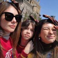 Selama di sana Wulan bersama kekasih dan ketiga anaknya tampak mengunjungi berbagai tempat wisata. Salah satu yang tak dilewatkan ialah Universal Studio Japan. Foto: Instagram/@wulanguritno