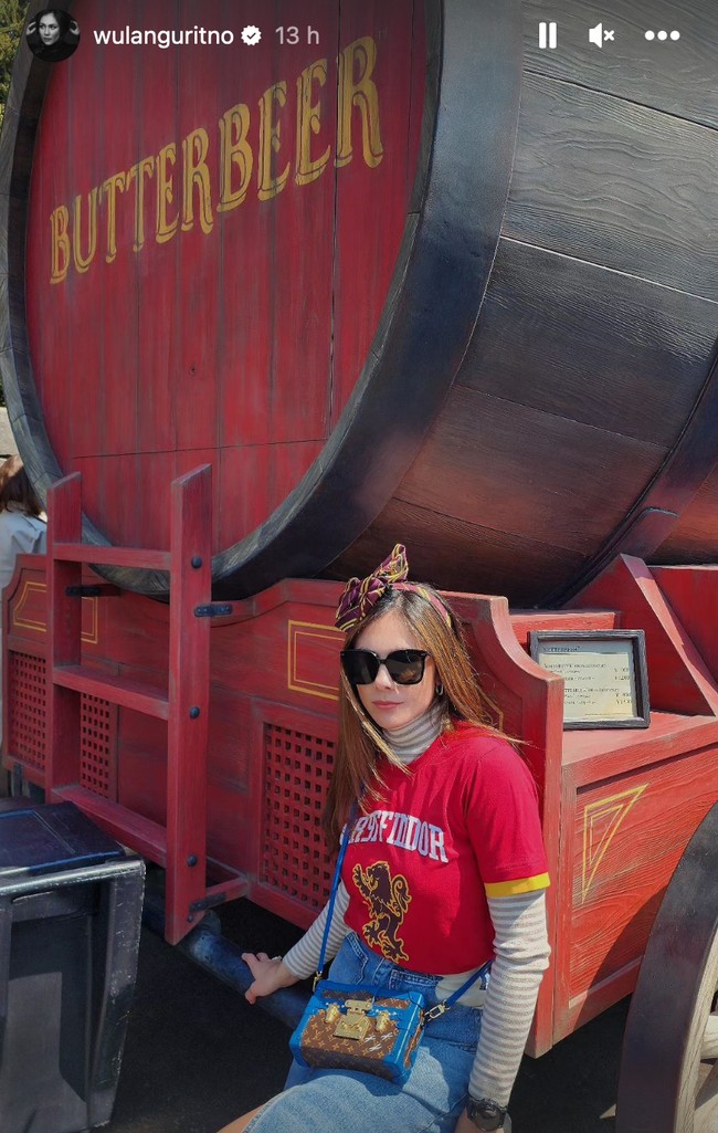 Gaya Wulan Guritno yang selalu tampil stylish bak ABG pun tak kalah jadi sorotan. Seperti gayanya satu ini yang memadukan turtle neck lengan panjang garis-garis dengan kaos berwarna merah dan rok jeans. Penampilannya itu kemudian dipercantik dengan sebuah bandana dan kaca mata hitam. Foto: Instagram/@wulanguritno