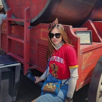 Gaya Wulan Guritno yang selalu tampil stylish bak ABG pun tak kalah jadi sorotan. Seperti gayanya satu ini yang memadukan turtle neck lengan panjang garis-garis dengan kaos berwarna merah dan rok jeans. Penampilannya itu kemudian dipercantik dengan sebuah bandana dan kaca mata hitam. Foto: Instagram/@wulanguritno